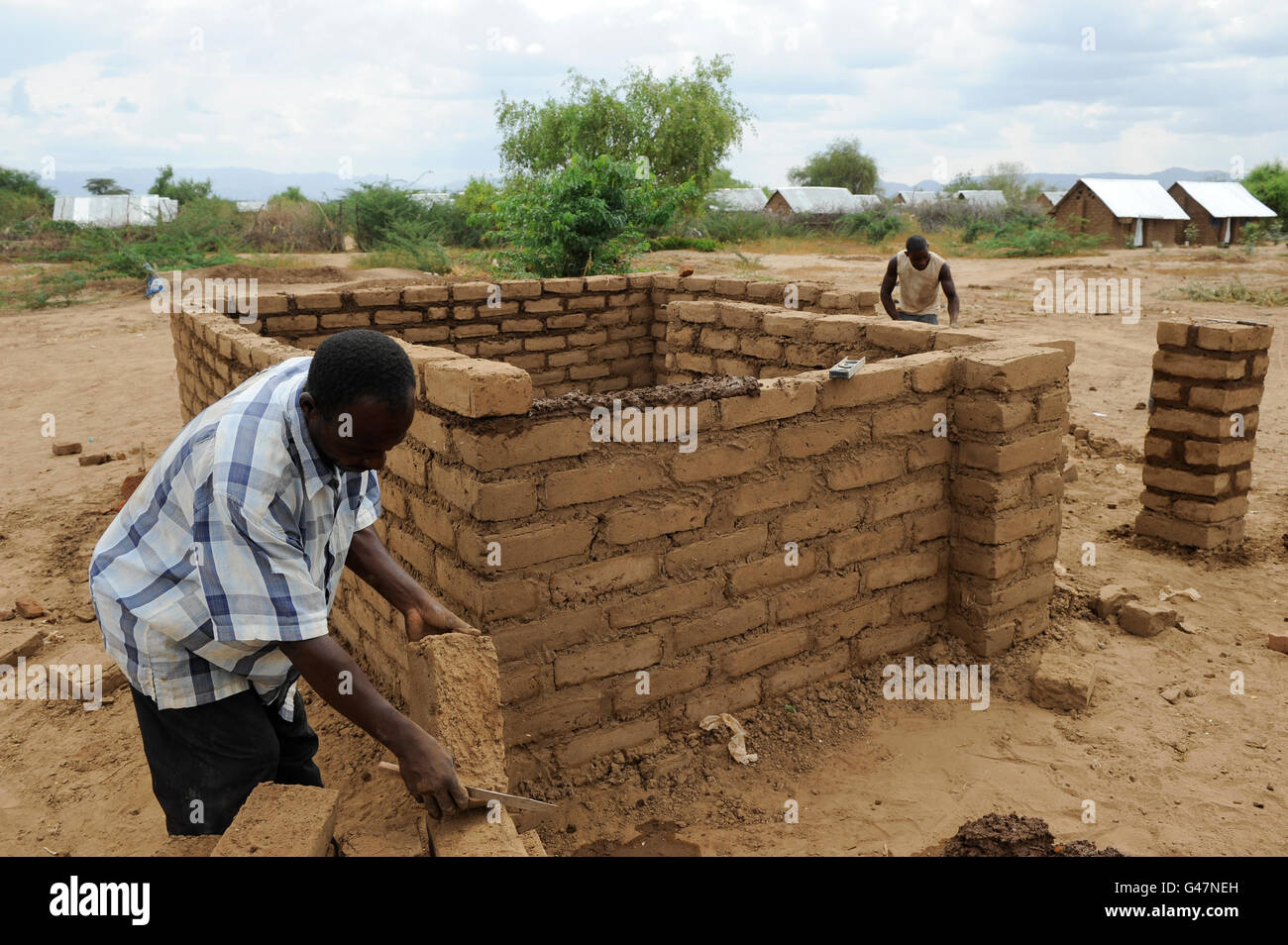 Turkana, KENYA Région du camp de réfugiés de Kakuma, la formation professionnelle, de charpentier et de construction / Fluechtlingslager Fluechtlinge für Berufsausbildung, Kakuma, Bau von Haeusern aus Lehm Banque D'Images