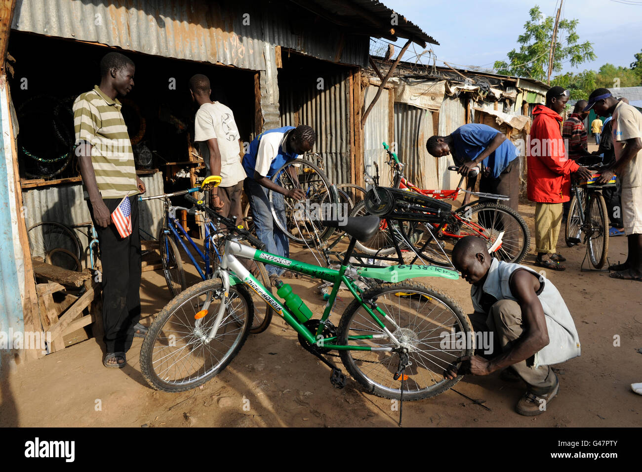 La région de Turkana au Kenya, le HCR, le camp de réfugiés de Kakuma où 80,000 permanent des réfugiés de Somalie, l'Éthiopie, le Soudan du Sud sont vivant, petite entreprise Atelier de vélo Banque D'Images