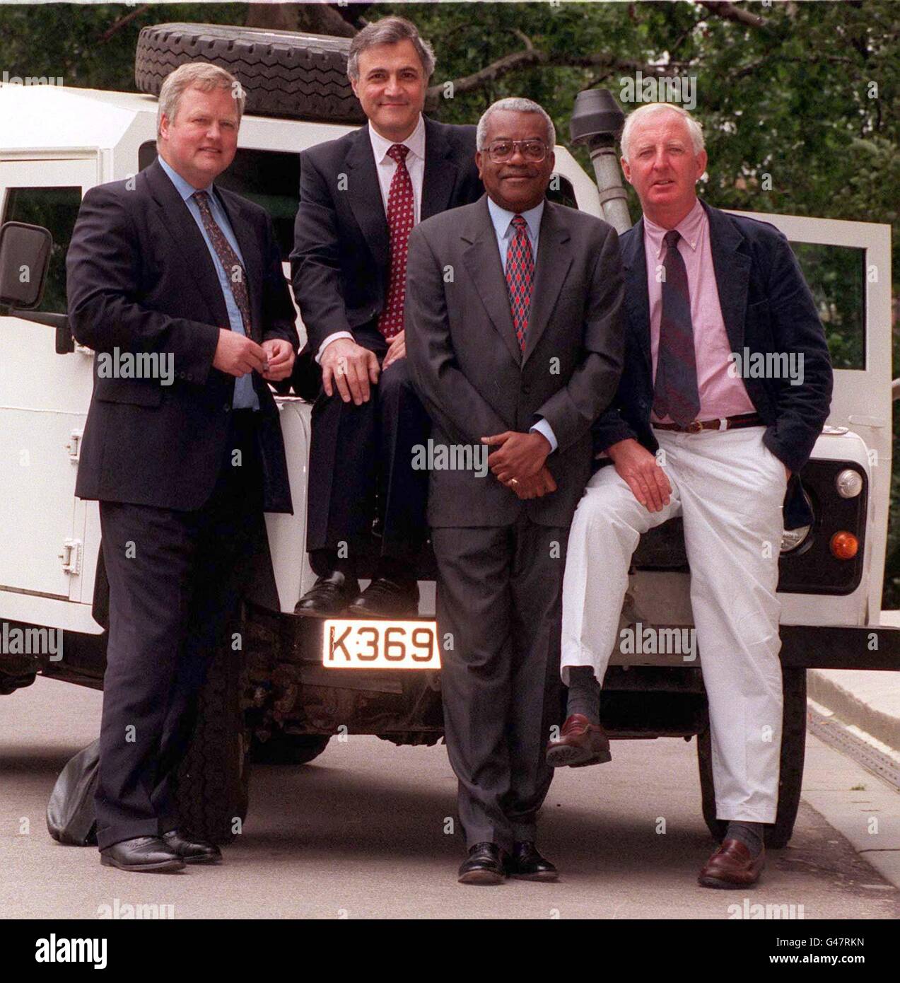 Les anciens combattants Newscasters John Suchet (au centre, à gauche) Trevor McDonald (au centre, à droite) et Michael Nicholson (à droite) se joignent au capitaine Bob Stewart à l'ouverture d'une exposition de reporters de guerre de l'ITN au Musée impérial de la guerre d'aujourd'hui (Ven).L'exposition, qui raconte l'histoire du reportage du programme de nouvelles de 40 ans de conflit, sera au musée jusqu'en août 31.Photo de Neil Munns/PA. Banque D'Images