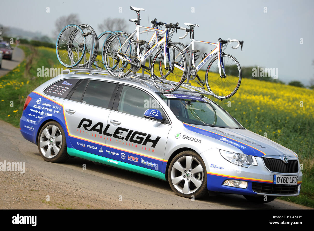 La voiture de soutien de l'équipe Raleigh fait le chemin sur le parcours Au cours de la CiCle Classic 2011 Banque D'Images