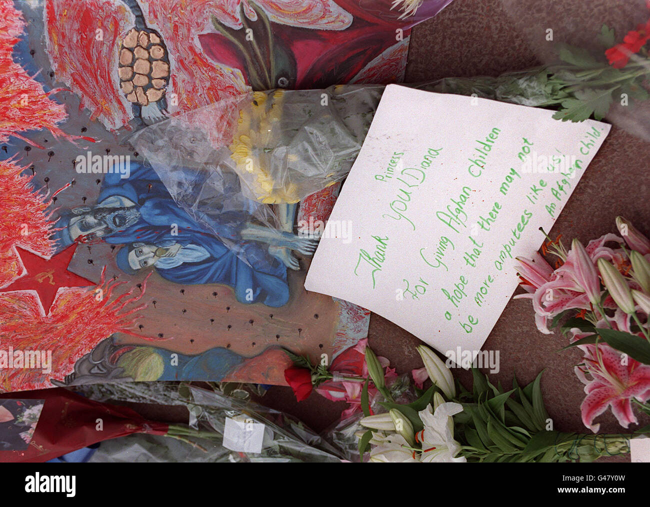 Parmi les fleurs laissées à l'extérieur des portes du Palais de Buckingham à Londres cet après-midi (dimanche), un enfant afghan a exprimé ses remerciements pour l'espoir qu'il/elle a été donné par le travail de la princesse de Galles sur la question des mines terrestres.Il fait suite à sa mort dans un accident de voiture à Paris plus tôt aujourd'hui.Photo de Ben Curtis/PA. Banque D'Images