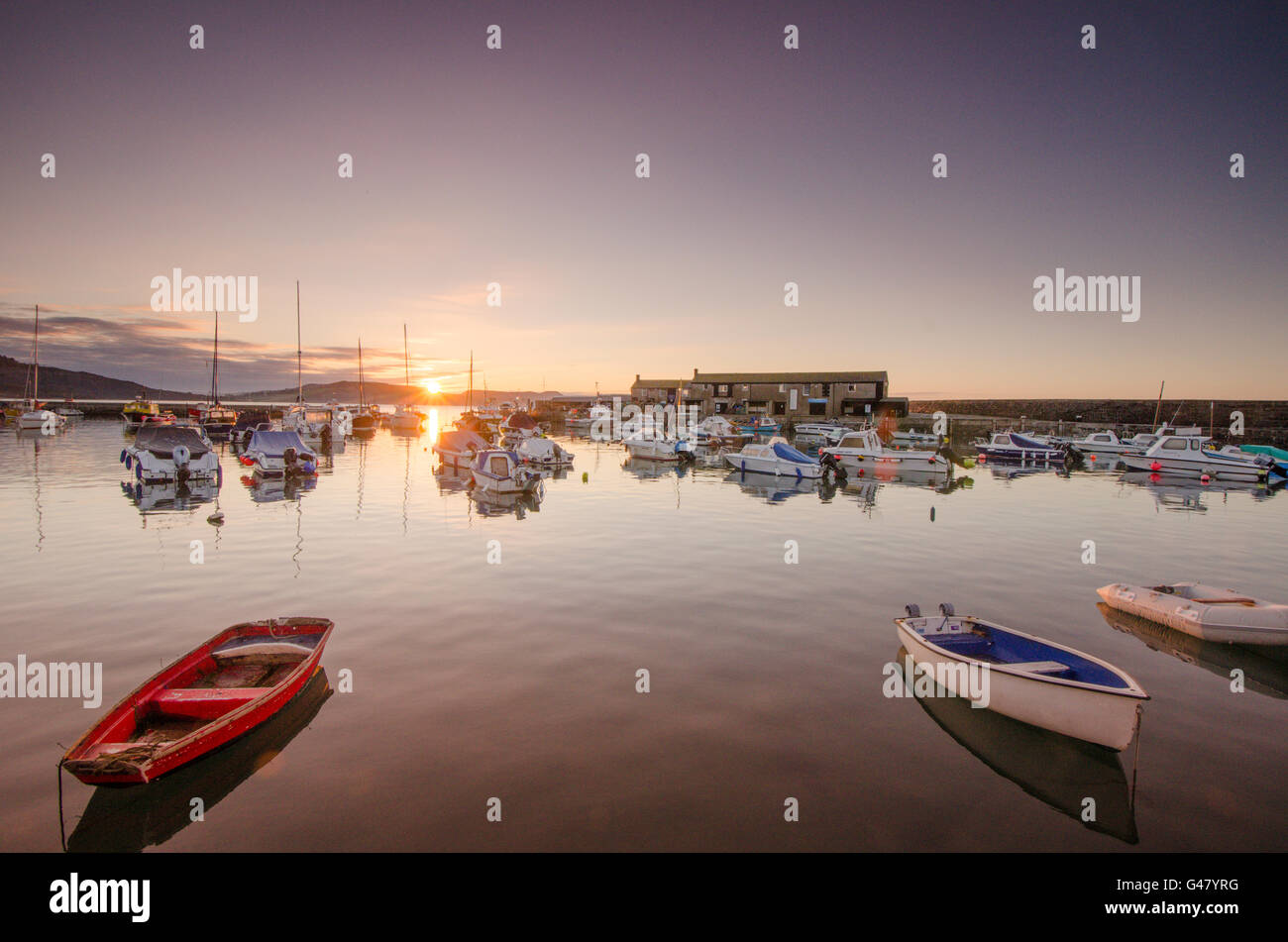 La Cobb et port, Lyme Regis, dans le Dorset, UK. Avril. Lever du soleil Banque D'Images