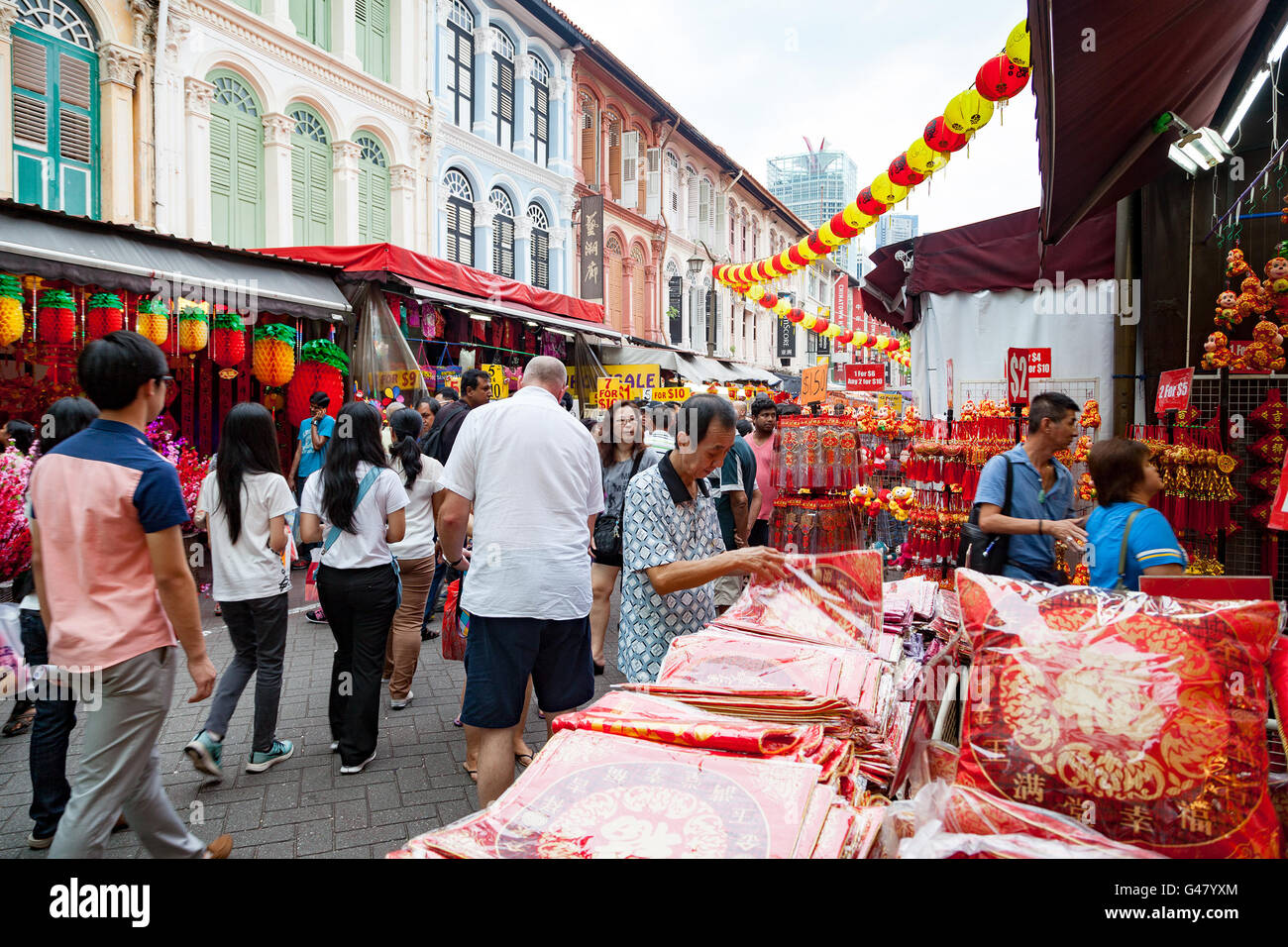 Singapour, Singapour - Le 17 janvier 2016 : Les acheteurs visitent le quartier chinois au cours de festivités du Nouvel An chinois pour négocier des souvenirs. Banque D'Images