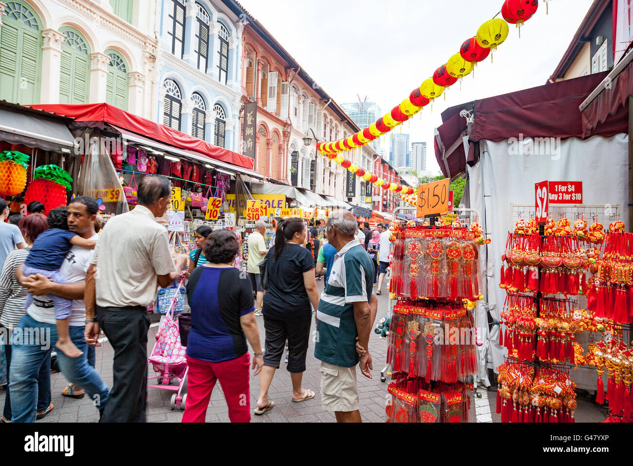 Singapour, Singapour - Le 17 janvier 2016 : Les acheteurs visitent le quartier chinois au cours de festivités du Nouvel An chinois pour négocier des souvenirs. Banque D'Images