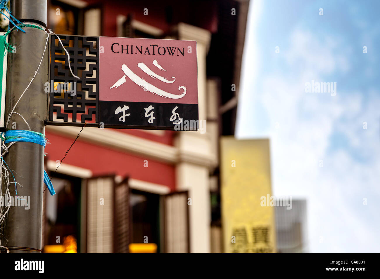 Une plaque de rue de Singapour qui lit "Chinatown" en anglais et "Bull-Cart l'eau' en chinois. Banque D'Images