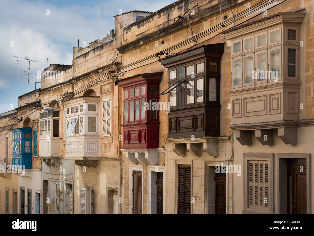 Balcon maltais traditionnel avec Windows prend en charge de la maçonnerie à Sliema, Malte. Banque D'Images