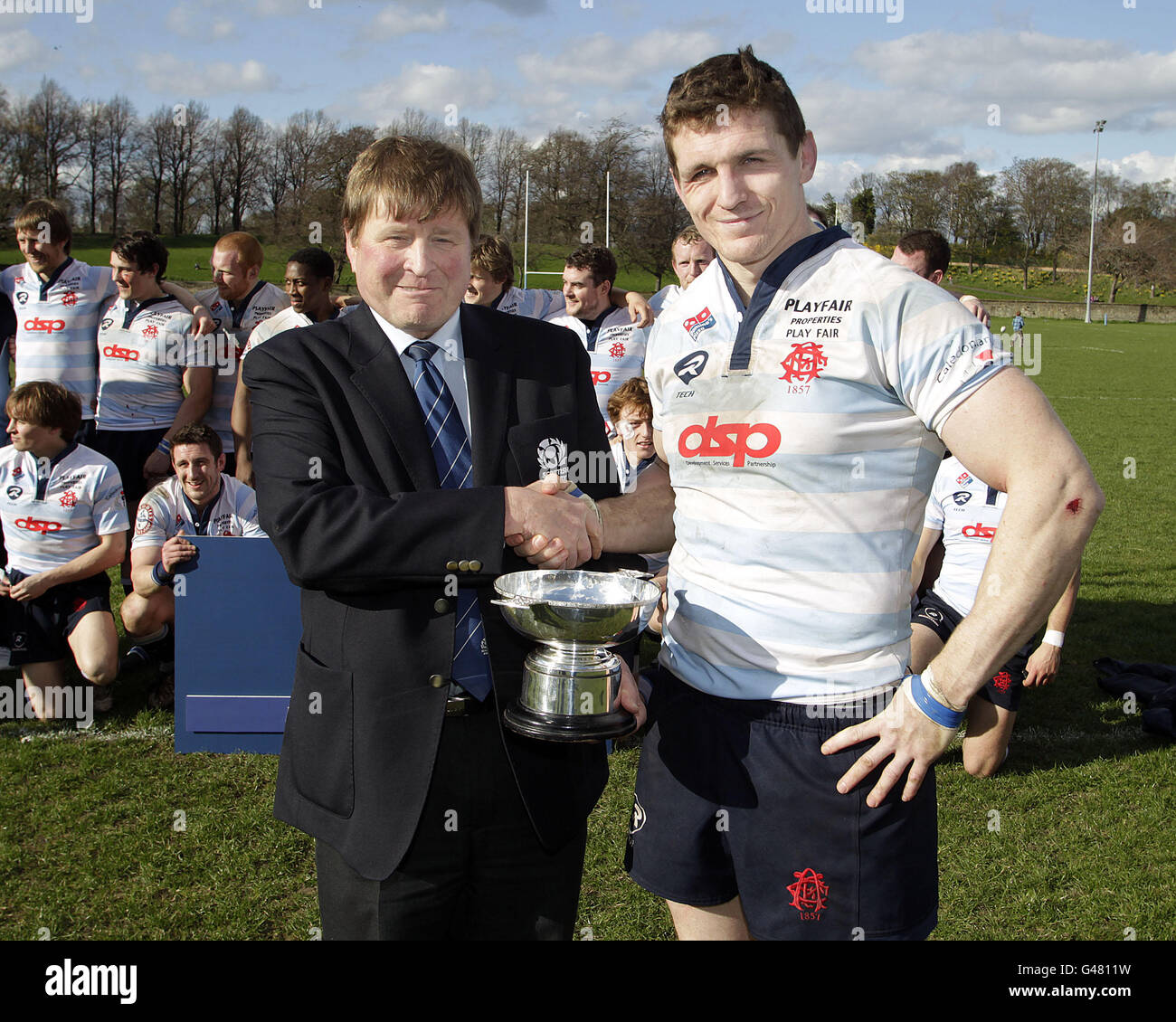 John Davidson de la SRU présente le trophée à Dan Teague, capitaine de l'Edinburgh Academical lors de la présentation du Premier 2 Championship à Edinburgh Accies RFU, Édimbourg. Banque D'Images