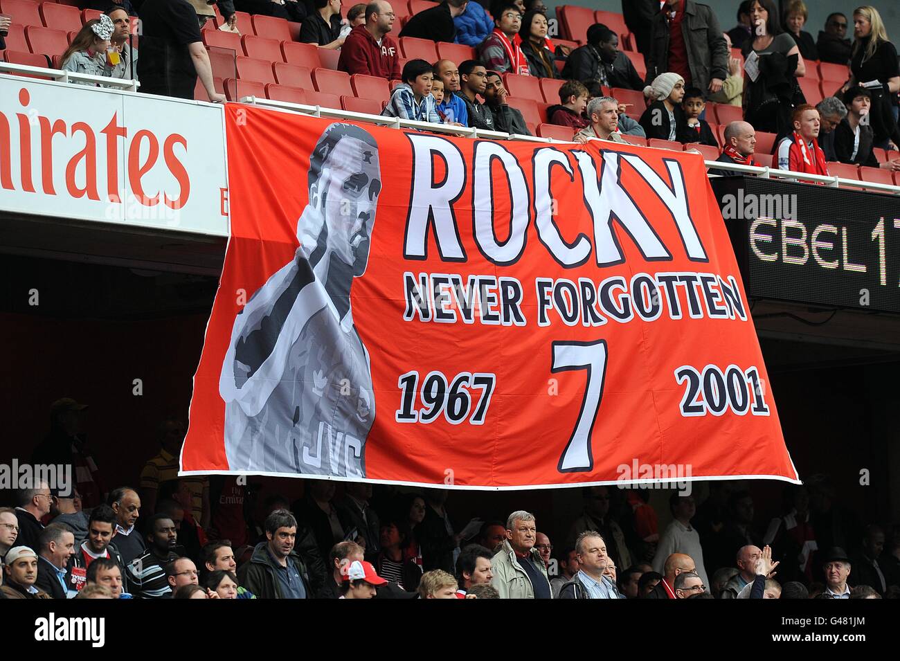Les fans d'Arsenal rendent hommage à l'ancien footballeur d'Arsenal ...