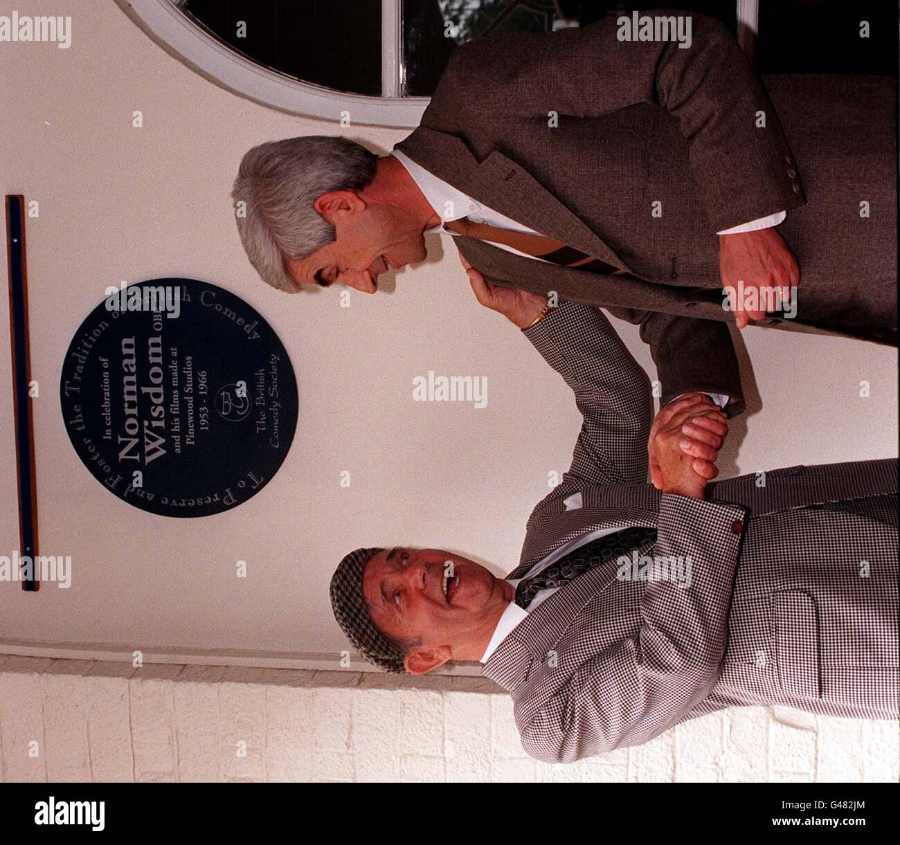 La légende des bandes dessinées Norman Wisdom est félicité par l'ambassadeur albanais, lors du dévoilement d'aujourd'hui (dimanche) d'une plaque en son honneur au Temple de la renommée de la British Comedy Society, dans les studios Pinewood. Il est le premier comédien à recevoir l'honneur de marquer 50 ans dans le showbusiness. Norman est très populaire en Albanie, avec des repassages de ses films dans le pays régulièrement. Voir l'histoire de PA SHOWBIZ Wisdom. Photo de Tony Harris. Banque D'Images