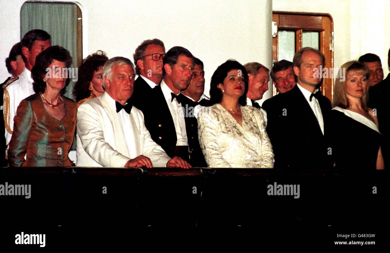 Le Prince de Galles (au centre) avec les invités V.I.P. M. et Mme Patten (à gauche) et le nouveau leader Tory William Hague et la petite amie Ffion Jenkins (à droite) regardent le groupe des Royal Marines se battre en retraite, devant le yacht royal Britannia dans le port de Hong kong ce soir (dimanche). Le yacht royal quittera Hong Kong demain après la remise à la domination chinoise. PHOTO DE JOHN STILLWELL/PA. Banque D'Images