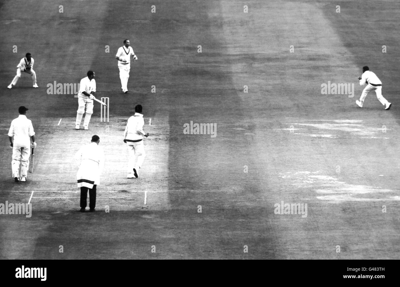 Cricket - quatrième Test Match - Angleterre v Antilles - quatrième jour - Lord's.Basil d'Oliveira, Angleterre, est pris à la jambe par Basil Butcher d'une balle de Gary Sobers pour 7 Banque D'Images