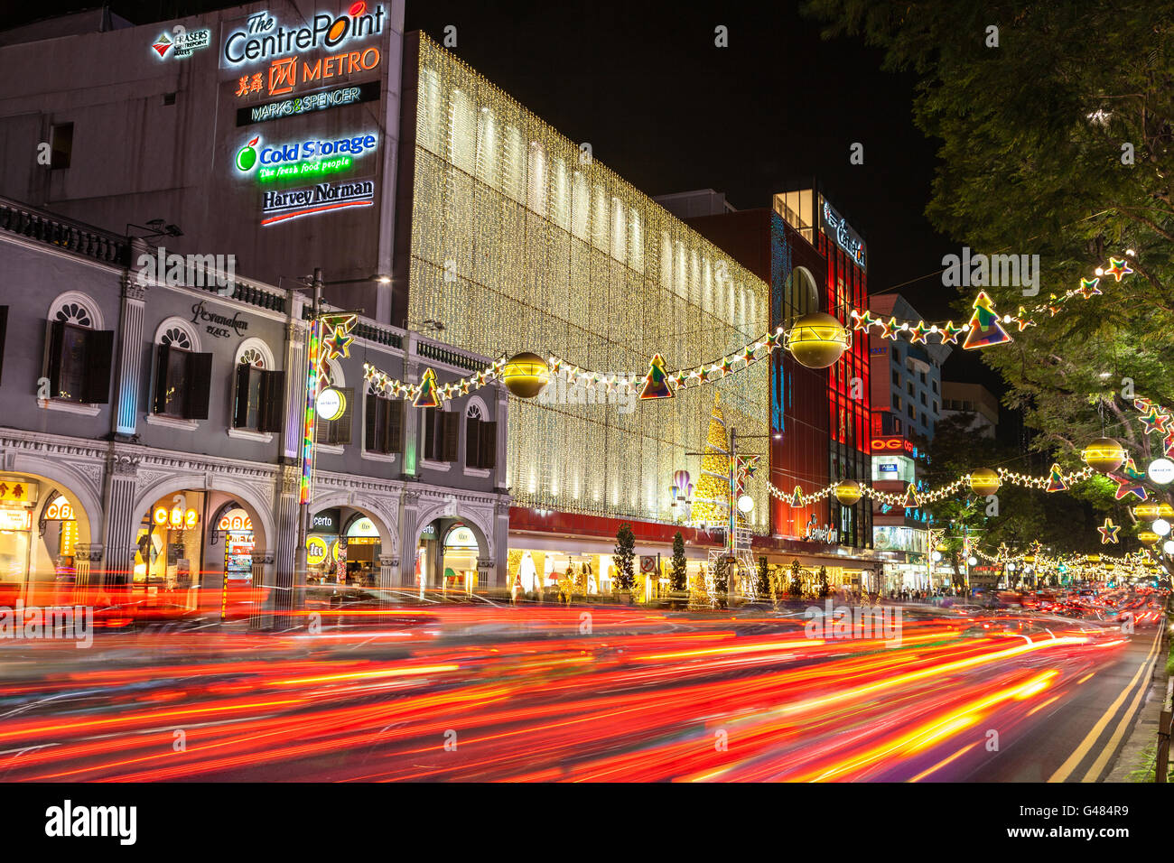 Singapour - 12 DÉCEMBRE : vue de la nuit de fête célèbre Orchard Road à Singapour le 12 décembre 2014. Banque D'Images