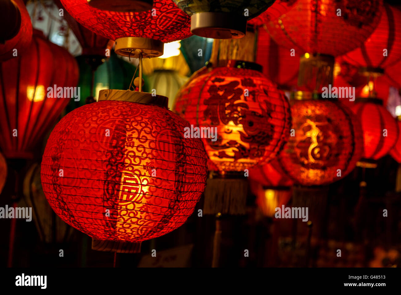 Se concentrer sur une lampe chinoise avec les mots 'bénédictions' imprimé parmi une gamme de lanternes rouges à l'arrière-plan. Banque D'Images