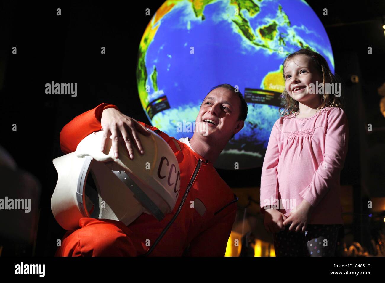 Acteur Jonathan Niton, Habillé comme cosmonaute russe Yuri Gagarin - le premier homme à voyager dans l'espace - parle à Hannah Walker-Date au Musée des Sciences de Londres alors que le Musée lance un programme d'événements liés à Gagarin au cours de la période de Pâques célébrant le 50e anniversaire de son premier vol spatial qui était le 12 Avril 1961. Banque D'Images