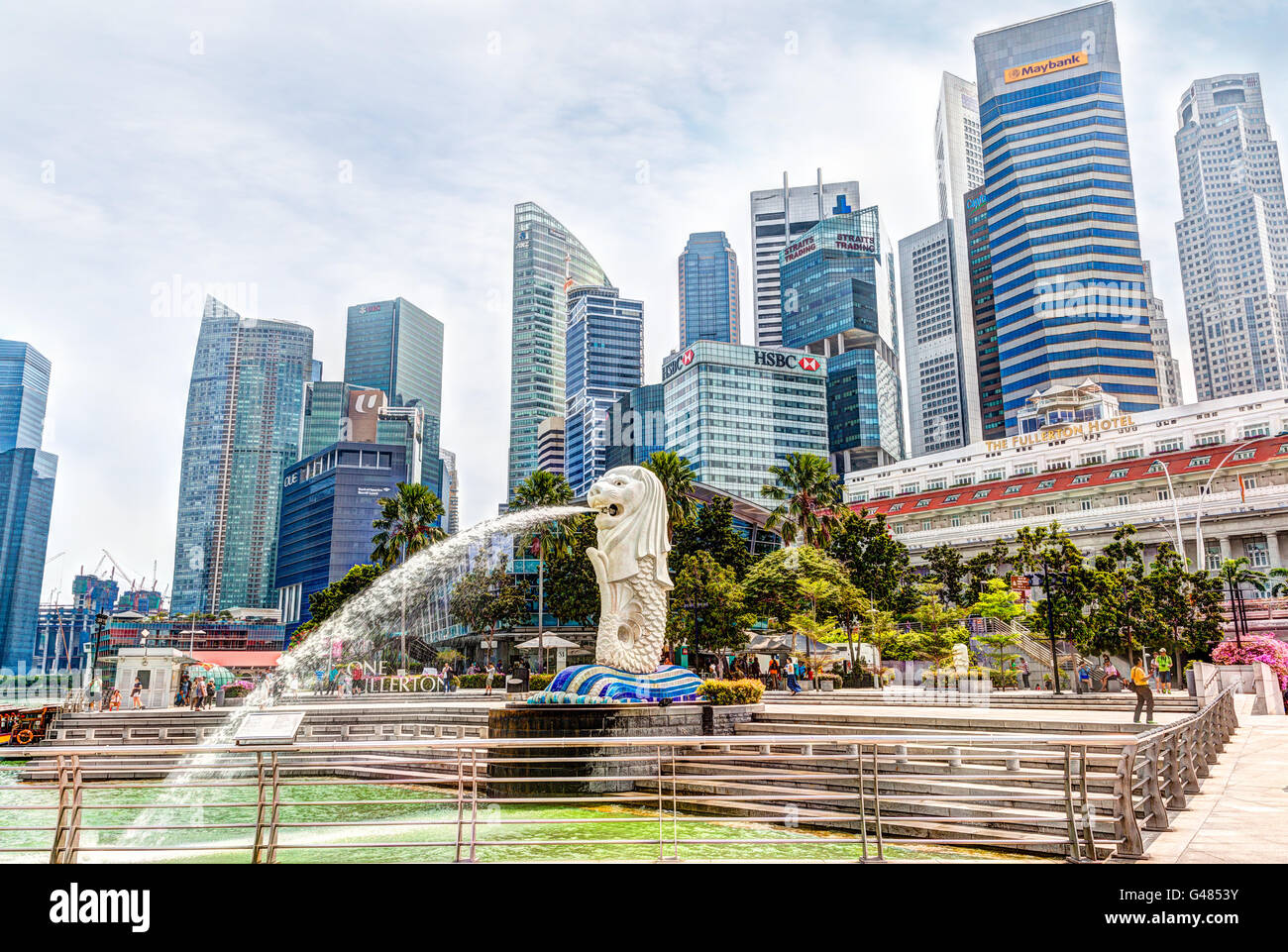 Singapour, Singapour - Mars 18, 2015 : le rendu HDR de la célèbre statue du Merlion Singapour dans le quartier central des affaires. Banque D'Images