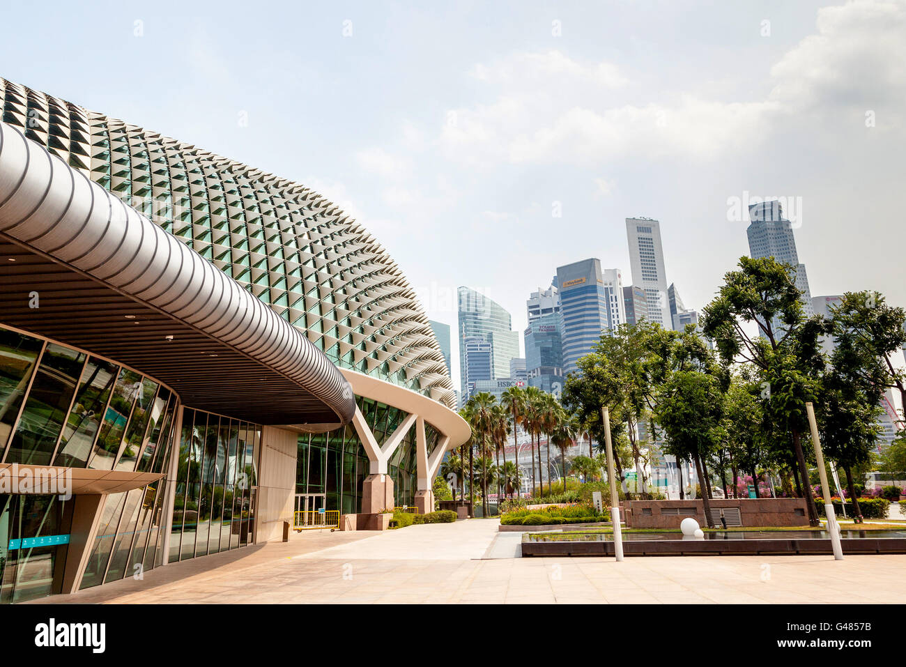 Singapour, Singapour - Mars 18, 2015 : sur le toit de la conception unique du Singapour célèbre Esplanade Theatres on the Bay. Banque D'Images