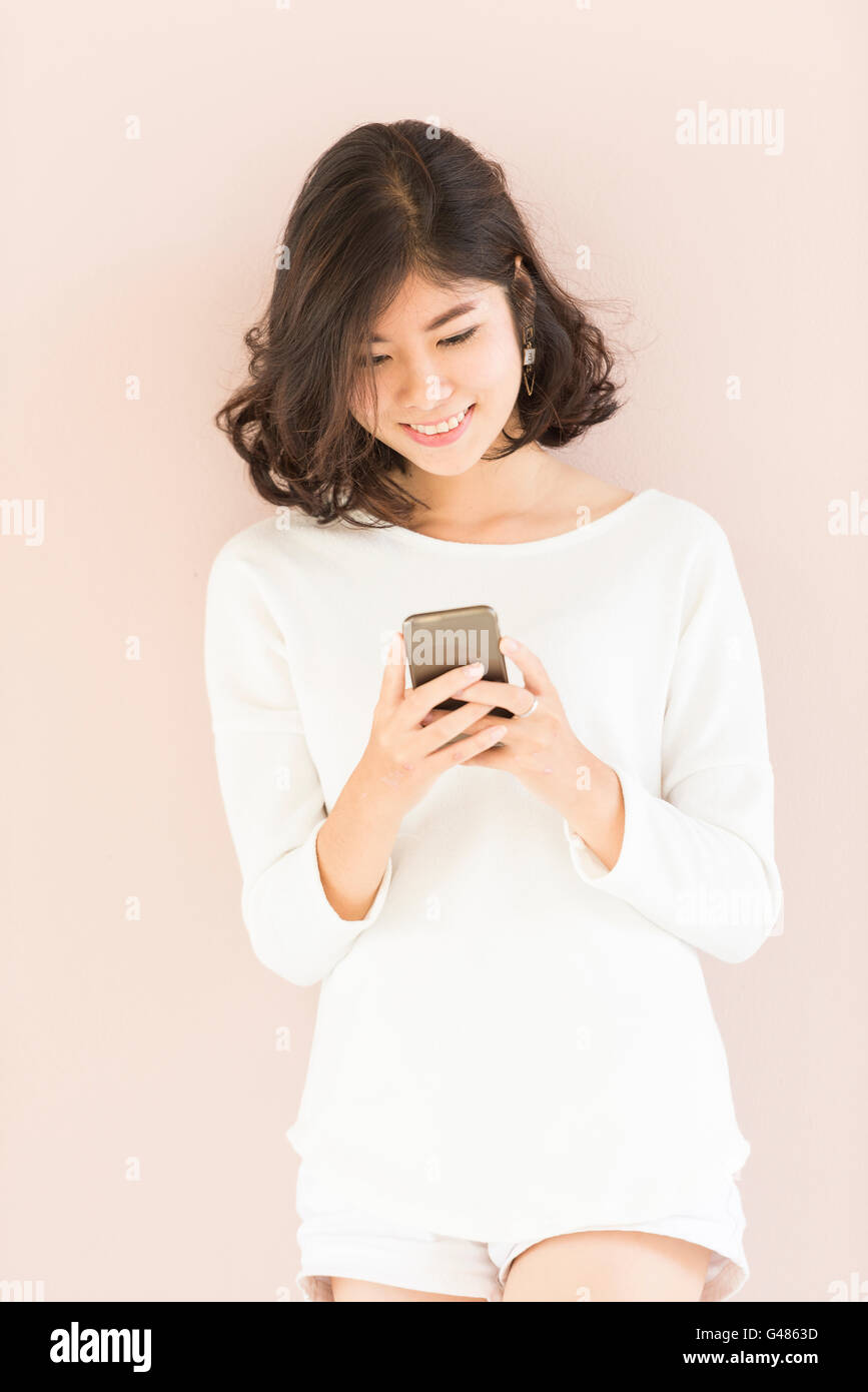 Asian woman using smartphone Banque D'Images