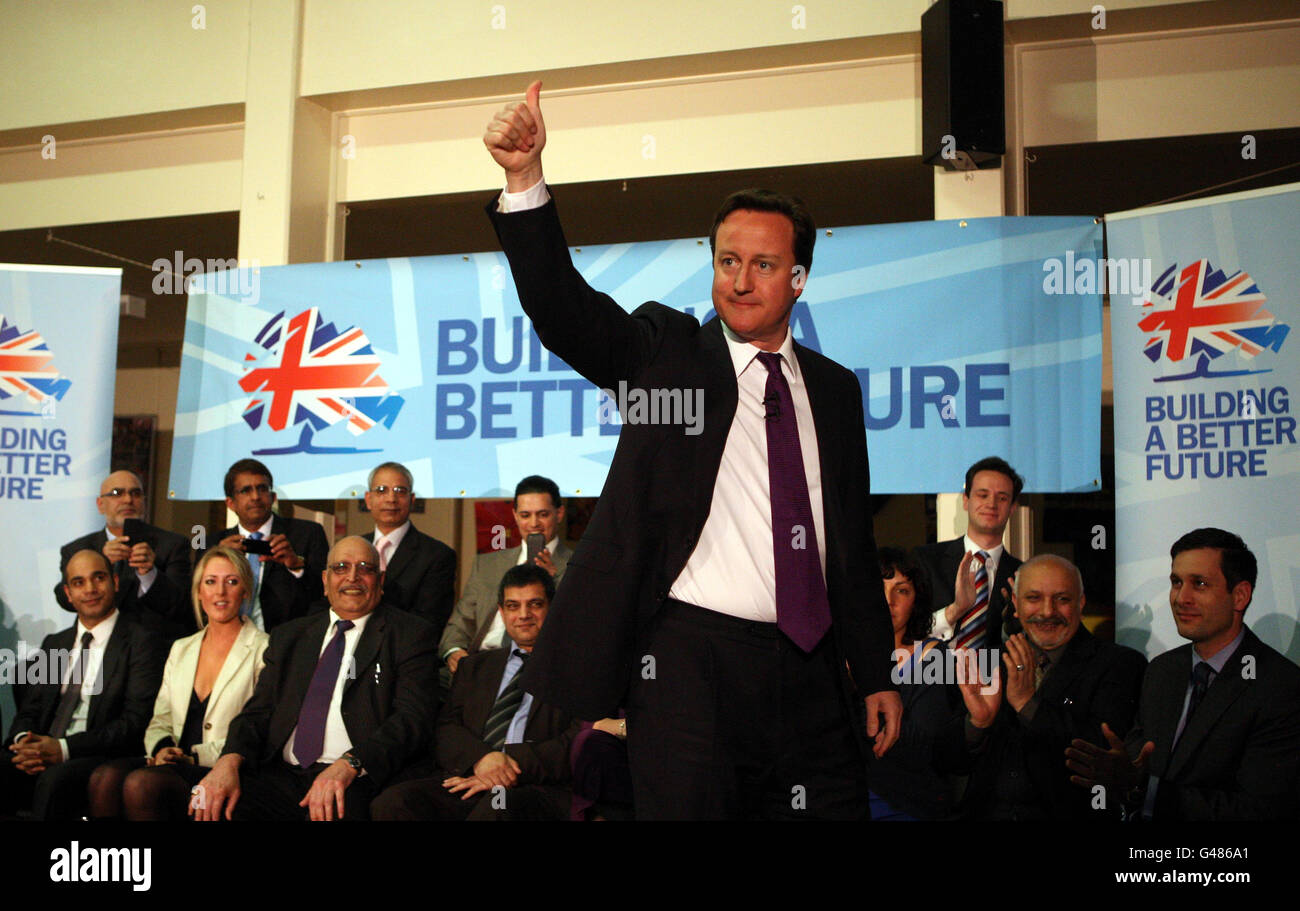 David Cameron donne un signe de pouce après avoir prononcé un discours lors d'une visite à l'école de l'évêque David Brown à Woking. Banque D'Images