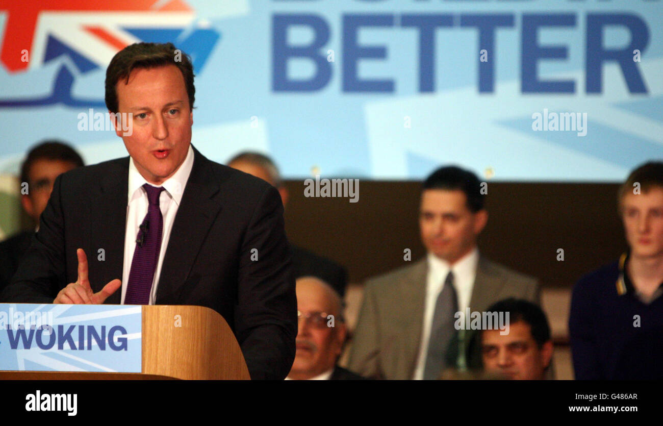 Le Premier ministre David Cameron prononce un discours lors d’une visite à l’école Bishop David Brown de Woking. Banque D'Images