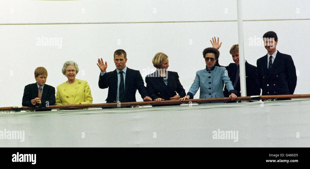 La famille royale, à bord du yacht royal Britannia alors qu'ils partent lors de leur visite annuelle des îles de l'Ouest, sur ce qui pourrait être le dernier voyage officiel du yacht. PHOTO DE PAUL EDWARDS THE SUN ROTA Banque D'Images