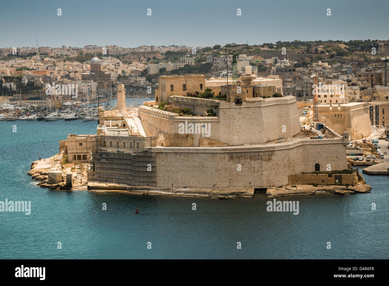 À plus grand port de la Barracca jardin à La Valette, Malte, Fort St Angelo en premier plan Banque D'Images