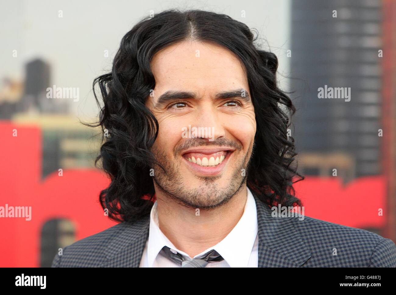 Russell Brand arrive pour la première britannique d'Arthur, au Cineworld O2, à l'O2 Arena, SE10. Banque D'Images