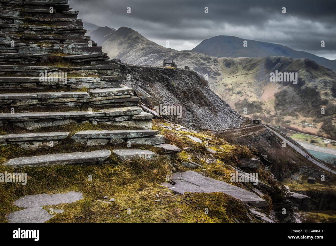 Carrière abandonnée, Dinorwic, Llanberis, avec Llyn Peris et Snowdon Banque D'Images