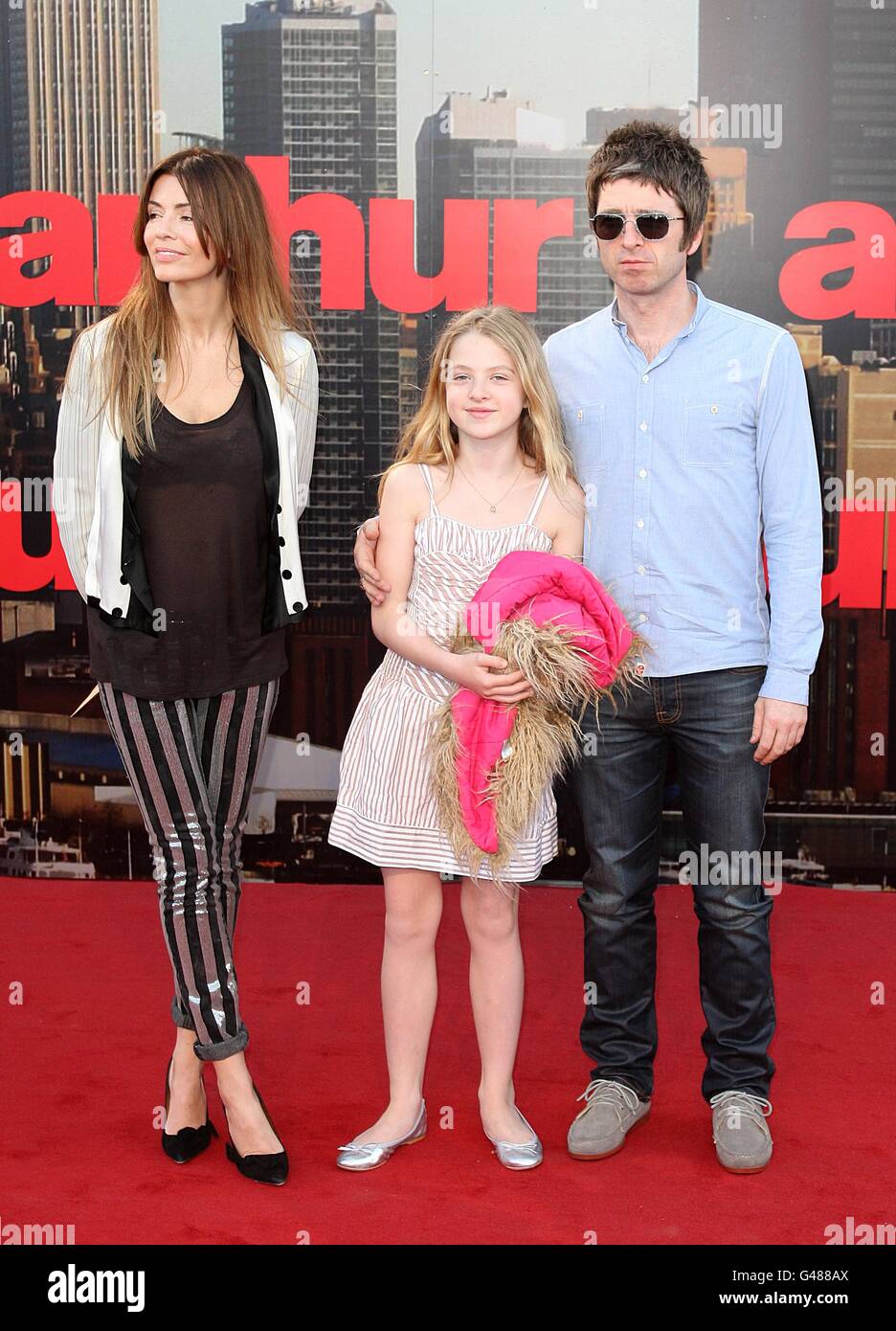 (De gauche à droite) Sara MacDonald, Anais et Noël Gallagher arrivant pour la première britannique d'Arthur, au Cineworld O2, à l'O2 Arena, SE10. Banque D'Images
