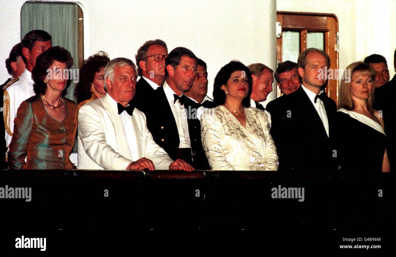 Photo du fichier PA : Le Prince de Galles (au centre) avec les invités V.I.P. M. et Mme Patten (à gauche) et le nouveau leader Tory William Hague et la petite amie Ffion Jenkins (à droite) regardent le groupe des Royal Marines se battre en retraite, devant le yacht royal Britannia dans le port de Hong kong ce soir (dimanche). Le yacht royal quittera Hong Kong demain après la remise à la domination chinoise. Aujourd'hui (jeudi) marque le premier anniversaire du divorce du prince de Galles avec la Diana, princesse de Galles. Photo de John Stillwell. Banque D'Images