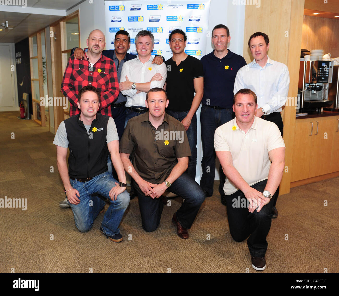 Back row (G-D) le présentateur de BBC Sports Mark Clemmit, le présentateur de Sky Sports Chris Kamara, le chroniqueur sportif Daily Mail des Kelly, Jack Kamara, Dave Gibson et le président de Middlesbrough Steve Gibson. Front Row (G-D) James Fairwood, Aidy Boothroyd et le directeur de Swansea Brendan Rodgers au siège de la Ligue de football, Londres pour un briefing avant leur ascension du mont Kilimanjaro pour Marie Curie cancer Care. Banque D'Images