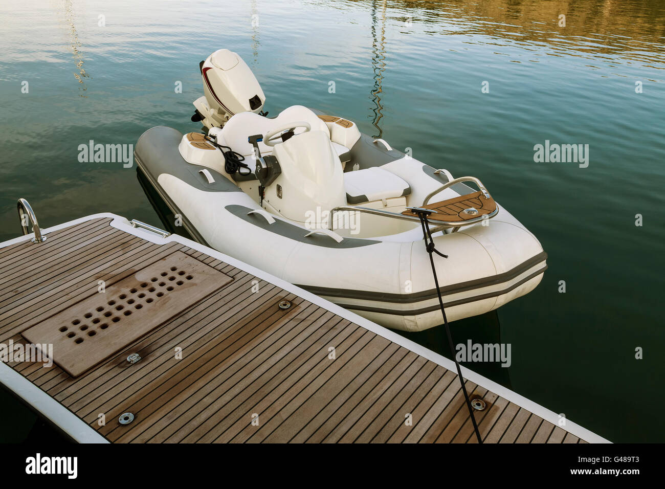 Bateau gonflable de luxe dans la mer connecté à yacht, Croatie Banque D'Images