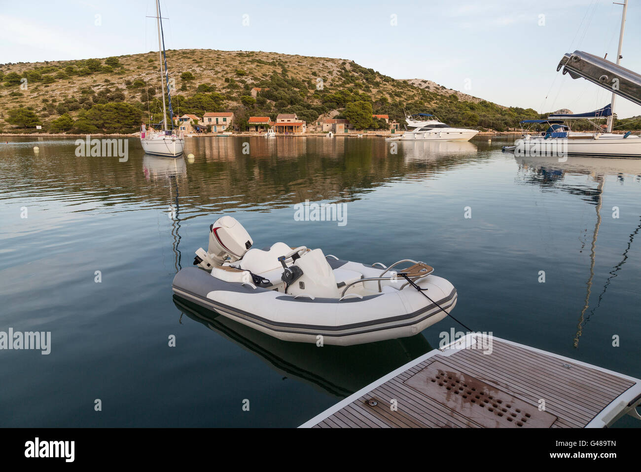 Bateau gonflable de luxe dans la mer connecté à yacht, Croatie Banque D'Images