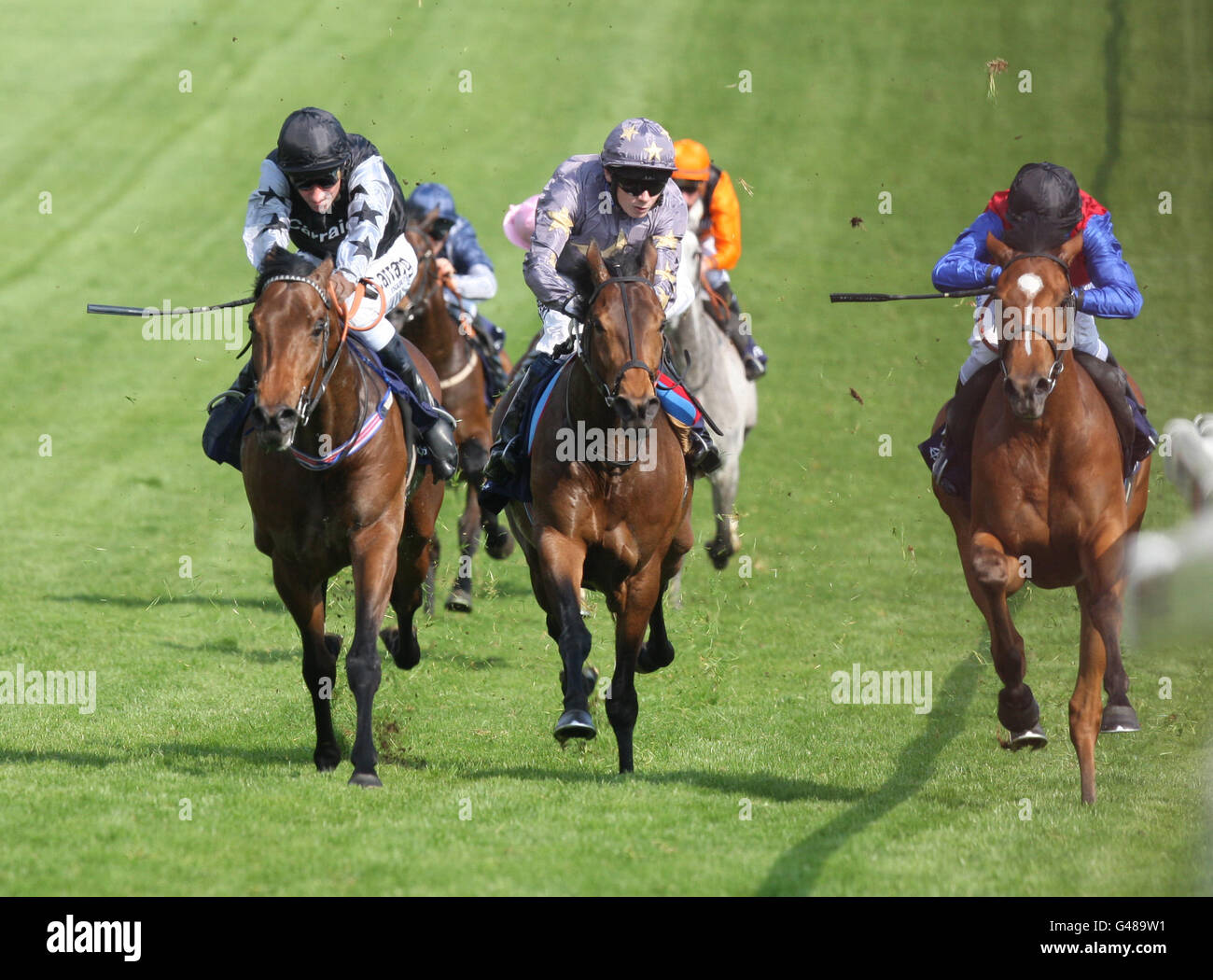 Barney Rebel (à gauche), monté par Michael Hills, remporte les participations de jeune fille de la Investec Specialist Bank lors de la réunion de printemps d'Investec à l'hippodrome d'Epsom Downs. Banque D'Images