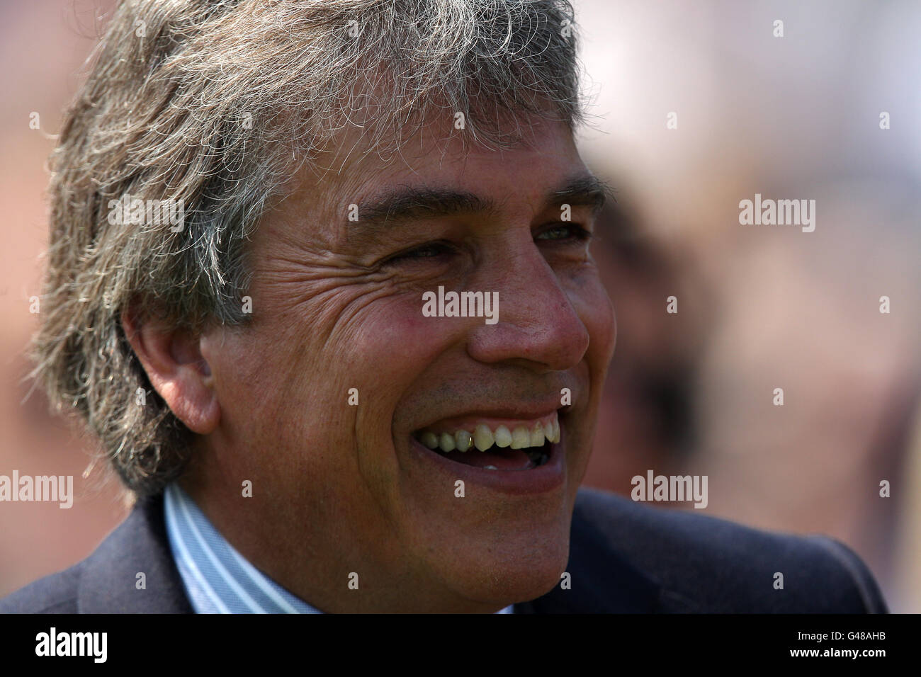 Courses hippiques - bet365 Gold Cup Easter Festival - Sandown Park.John Inverdale, présentateur de BBC Sport Banque D'Images