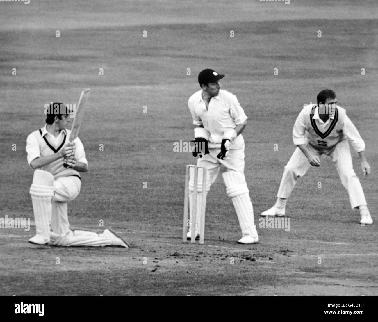 Cricket - Championnat du comté - Middlesex / Derbyshire - Premier jour - Lord's.Mike page (Derbyshire) joue une balle de Fred Titmus Banque D'Images