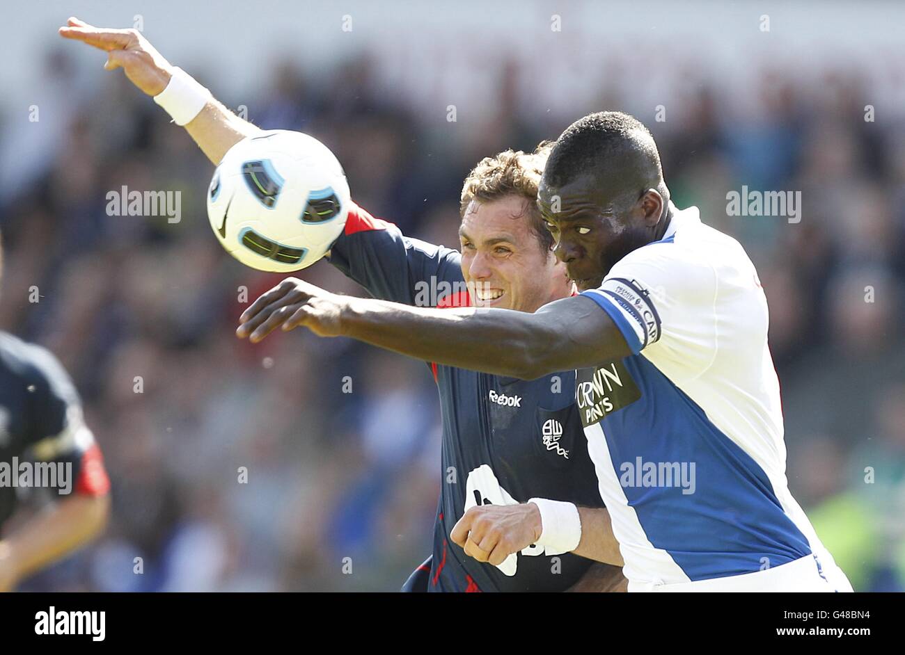 Johan Elmander de Bolton Wanderers (à gauche) et Christopher Samba de Blackburn Rovers (à droite) en action Banque D'Images