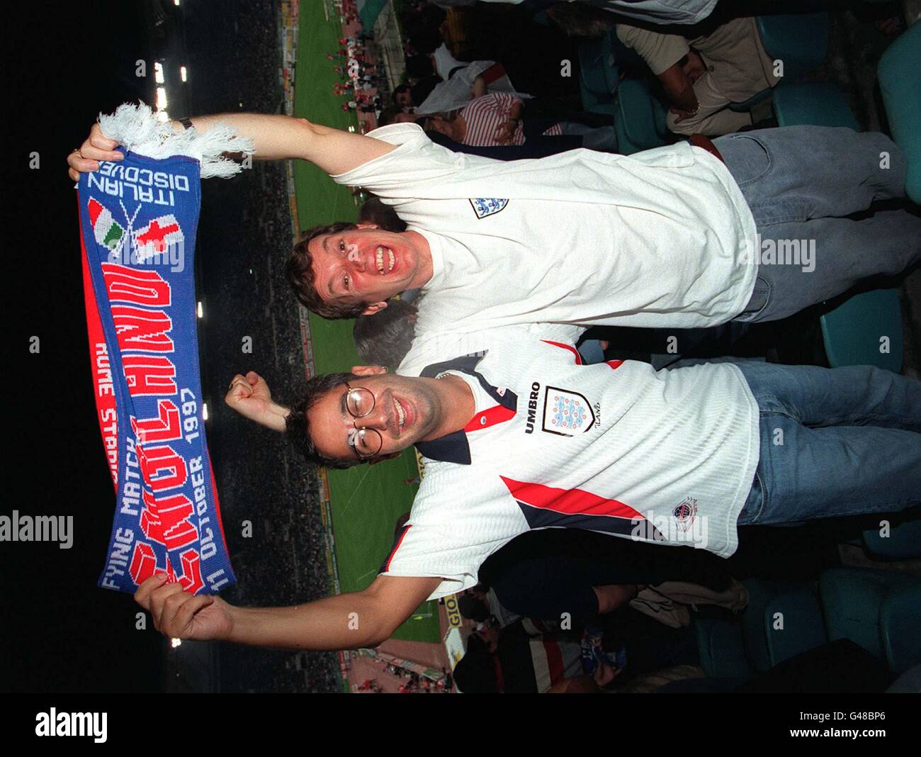David Baddiel (à gauche) et Frank Skinner, comiques et co-présentateurs de la « Fantasy football League » de la BBC 1, célèbrent le qualificatif de la coupe du monde de la nuit dernière (samedi) entre l'Angleterre et l'Italie. L'Angleterre a obtenu 0-0 avec l'Italie mais en raison de victoires antérieures, l'Angleterre a terminé en tête du Groupe 2 et a réservé leur place dans la finale de la coupe du monde. Photo de Fiona Hanson/PA. Banque D'Images