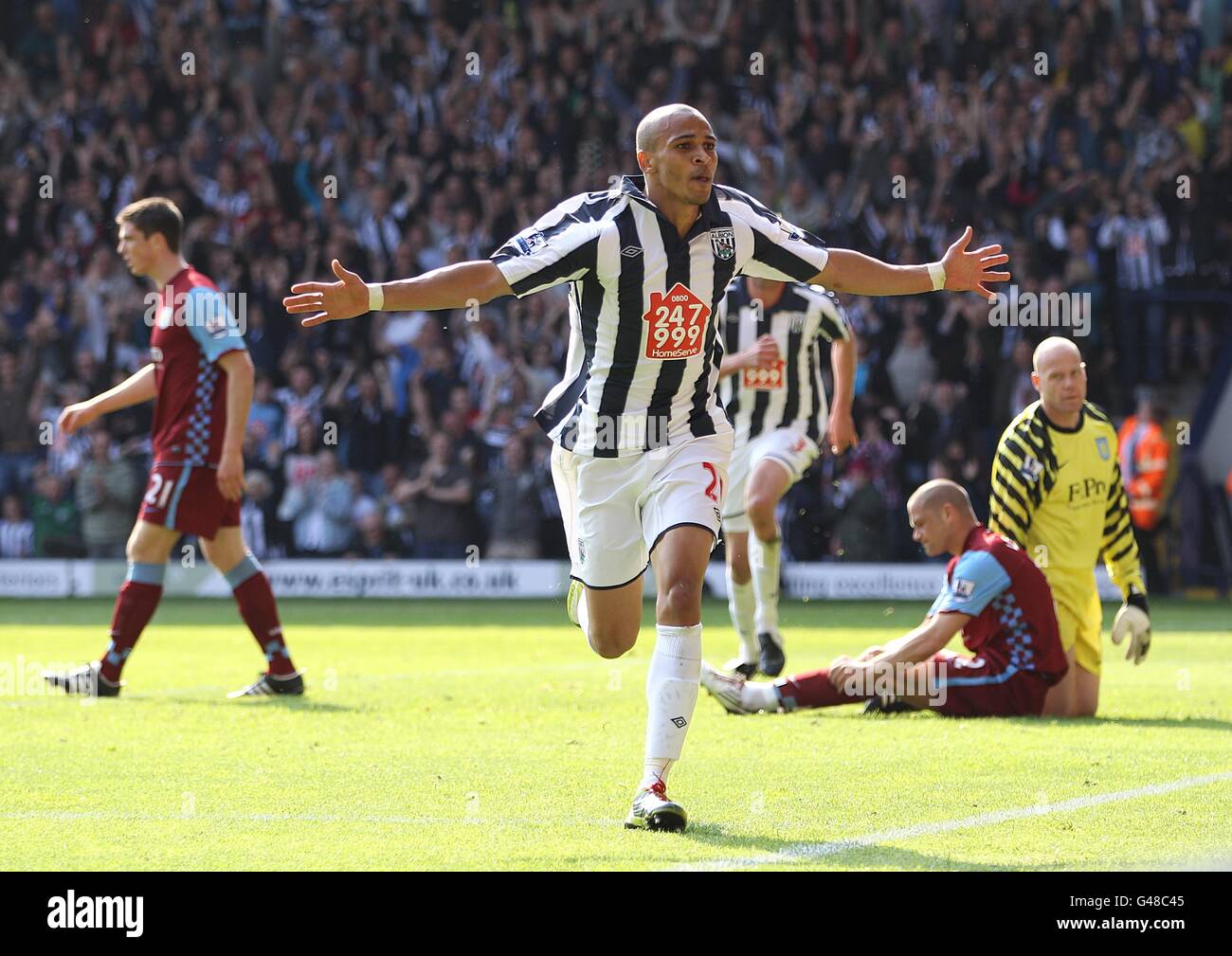 Football - Barclays Premier League - West Bromwich Albion / Aston Villa - The Hawthorns.Peter Odemwingie (au centre), de West Bromwich Albion, célèbre après avoir atteint le but d'égalisation Banque D'Images