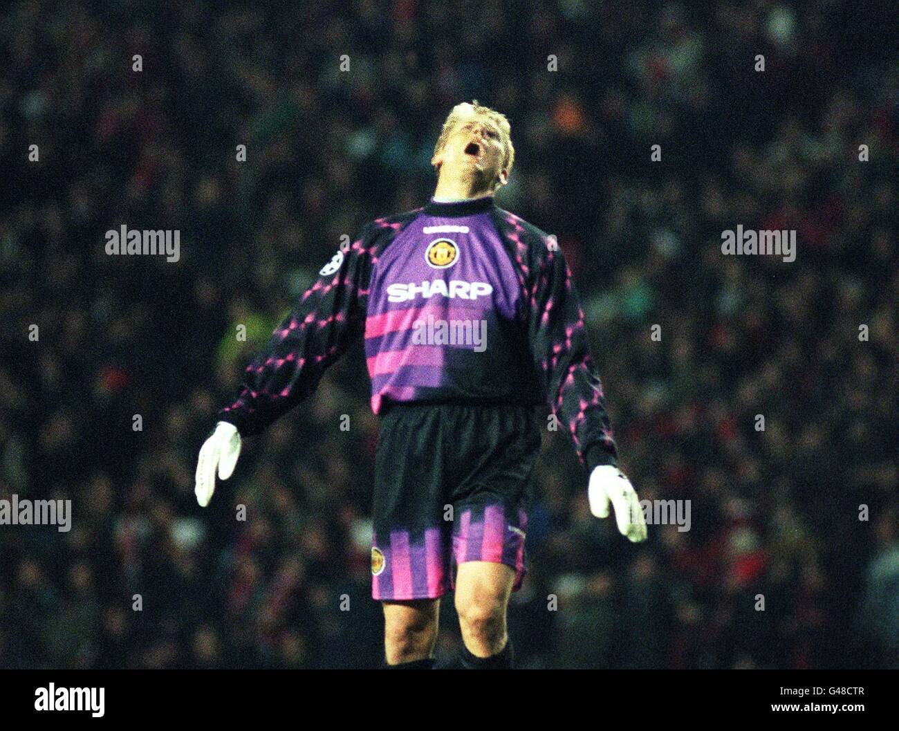 Peter Schmeichel montre sa déception après avoir perdu à la Juventus, Manchester United dans la Ligue des Champions ce soir (jeudi 28 novembre). Photo de John Giles.PA. Banque D'Images