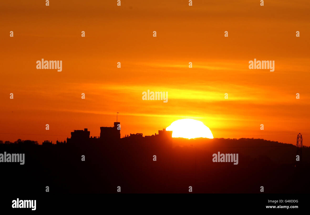 Le soleil se couche derrière le château de Windsor après le jour le plus chaud de l'année jusqu'à présent. Banque D'Images