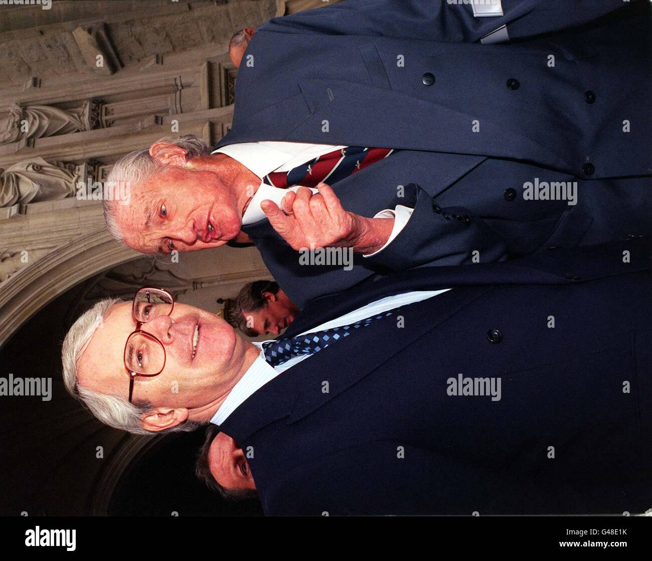 L'ancien Premier ministre John Major (à gauche), à l'abbaye de Westminster aujourd'hui (mardi) pour le service commémoratif des sportifs les plus appréciés de Grande-Bretagne Denis Compton, avec l'ancien All-Rounder australien de 77 ans Keith Miller, qui s'est envolé pour y assister. Voir PA Story MEMORIAL Compton. Photo de Sam Pearce. Banque D'Images