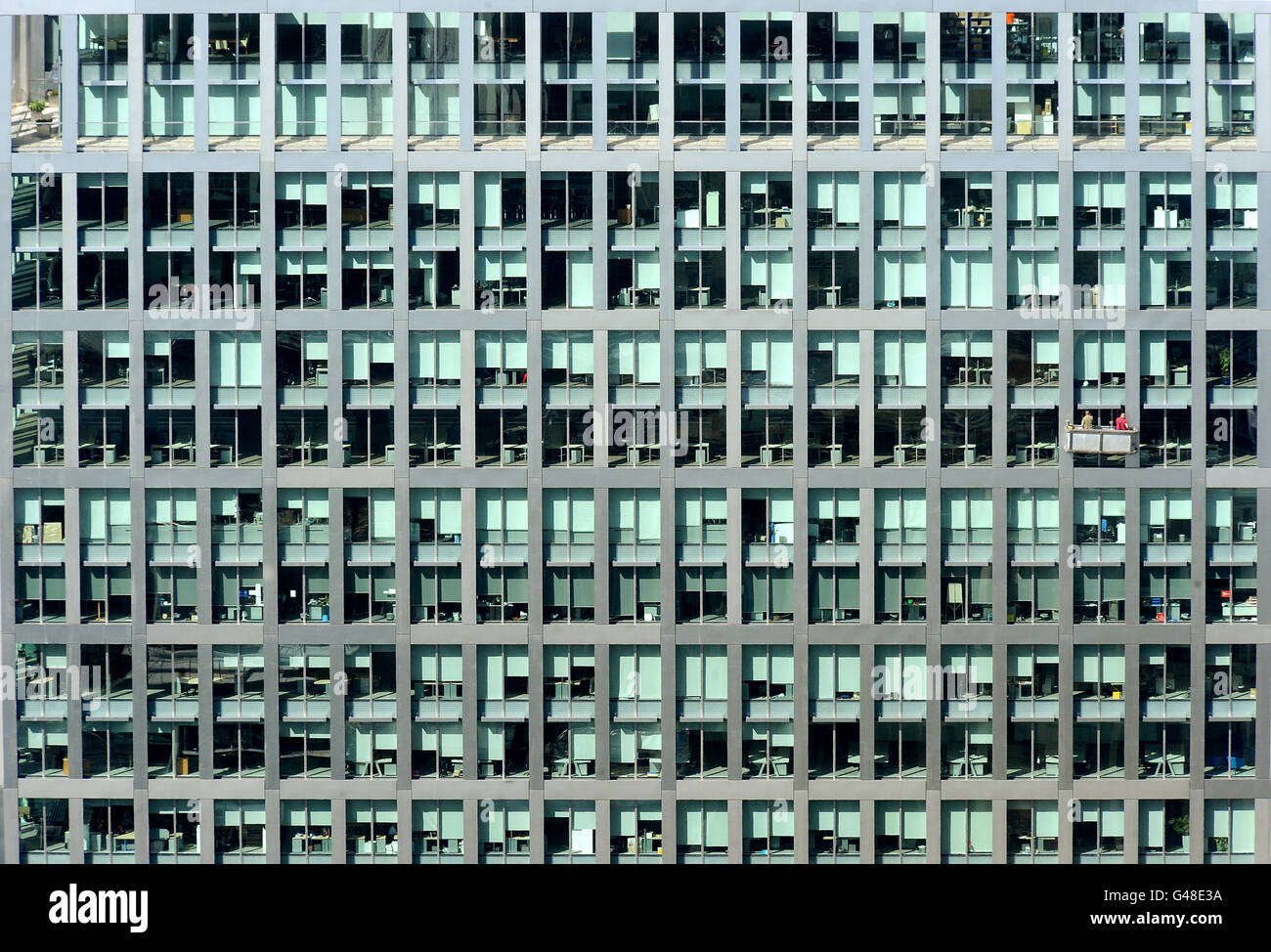 Une vue générale des ouvriers nettoyant les fenêtres d'un bâtiment, vue depuis le toit de la Tour 42 dans la ville de Londres. Banque D'Images Une vue générale des ouvriers nettoyant les fenêtres d'un bâtiment, vue depuis le toit de la Tour 42 dans la ville de Londres. Banque D'Images