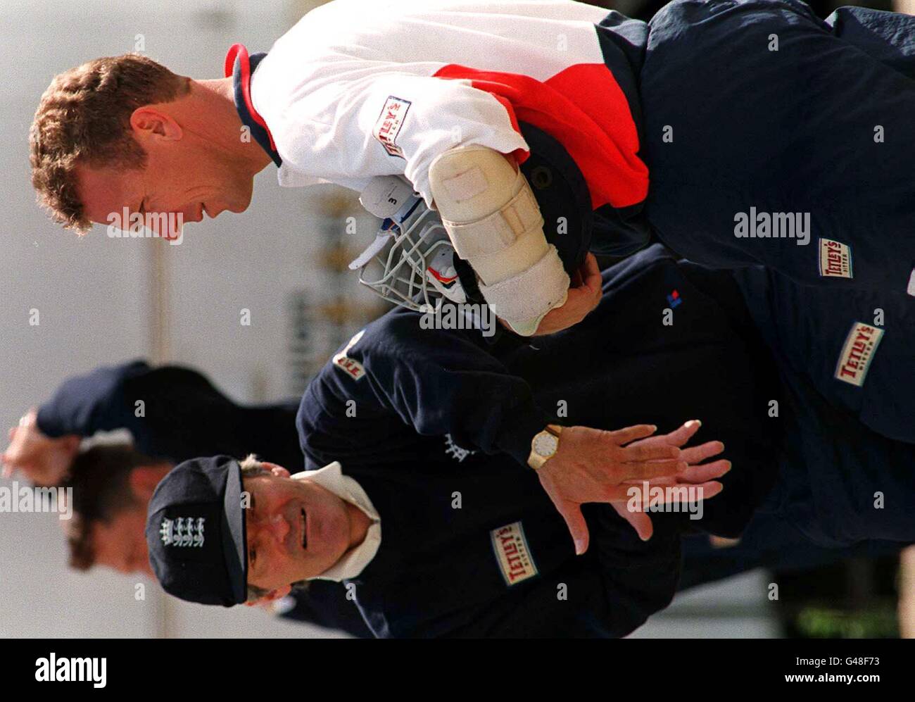 Réfléchi, Alec Stewart (à droite) aujourd'hui (Weds) avec Alan Knott à la pratique de l'équipe de cricket de l'Angleterre avant le match de test commençant à Old Trafford demain.photo John Giles.PA. Banque D'Images