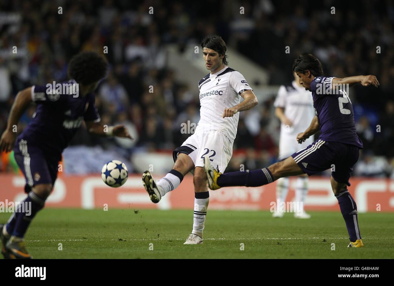 Football - UEFA Champions League - quart de finale - deuxième étape - Tottenham Hotspur v Real Madrid - White Hart Lane.Vedran Corluka (au centre) de Tottenham Hotspur et le Sami Khedira du Real Madrid se battent pour le ballon Banque D'Images