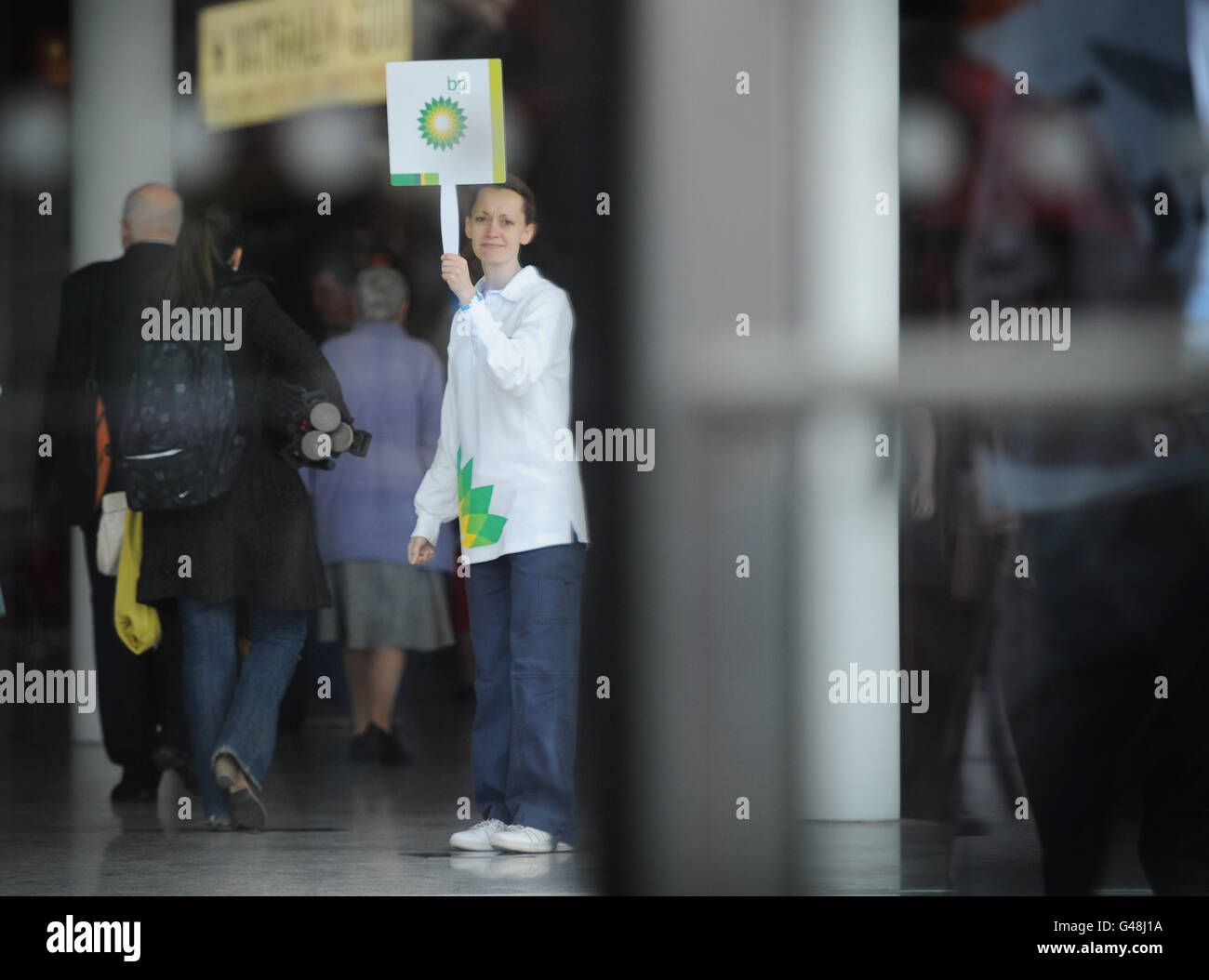 Un délégué montre aujourd'hui les actionnaires à l'AGA de BP à Londres. Banque D'Images