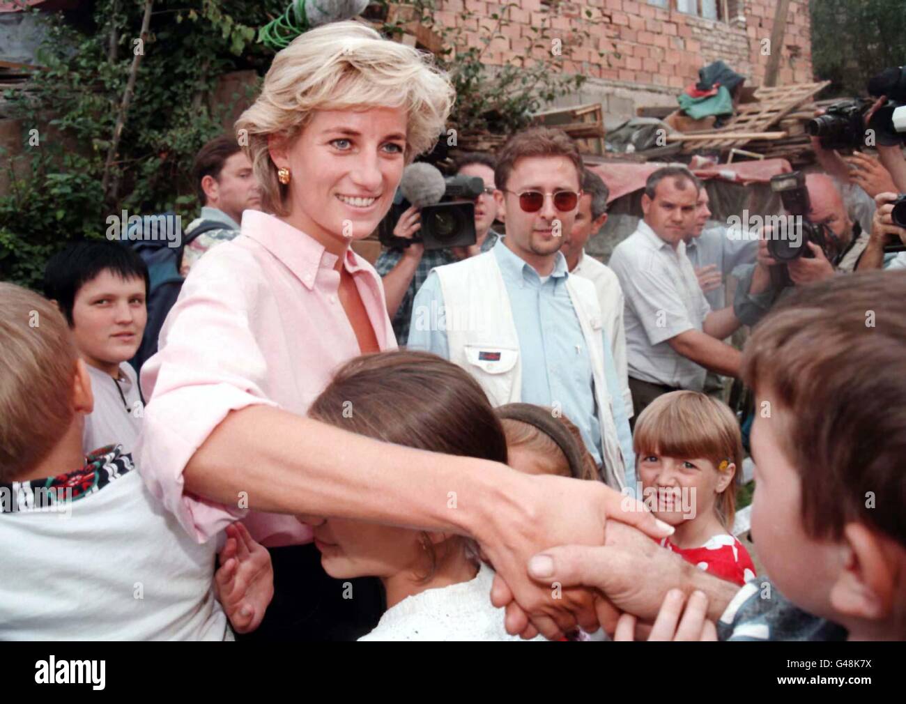 Diana, princesse de Galles rencontre des enfants dans une région de Sarajevo où elle a rencontré ce matin d'autres victimes de mines terrestres lors de sa visite de deux jours en Bosnie. Photo de Stefan Rousseau/PA. Banque D'Images