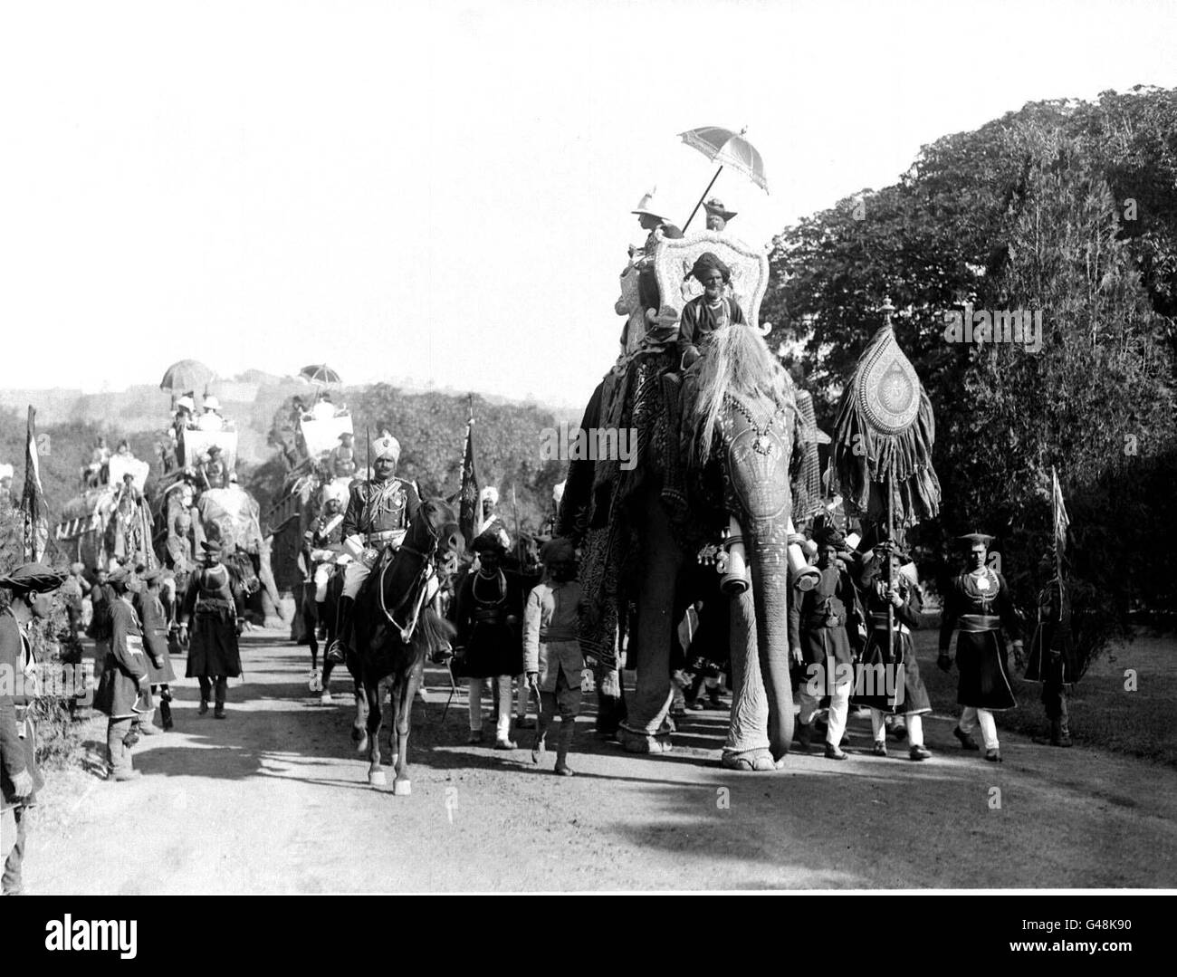 Library filer ref N133, daté de 08.2.22 du Prince et du Maharajah dirigeant la procession des éléphants d'État.Le soleil se couche sur des scènes comme celle-ci et sur la fin de l'empire britannique en Inde il y a 50 ans, à l'accident du coup de minuit le 14 août 1947.Mais les premières scènes de jubilation à travers le pays se sont rapidement transformées en horreur.Des milliers de personnes sont mortes à la suite des batailles qui ont éclaté entre musulmans et hindous dans les deux nouveaux pays, l'Inde et le Pakistan, créés par la partition du sous-continent divisé par la religion.Voir PA Story SOCIAL India.DISPONIBLE EN NOIR ET BLANC UNIQUEMENT.Photo PA Banque D'Images