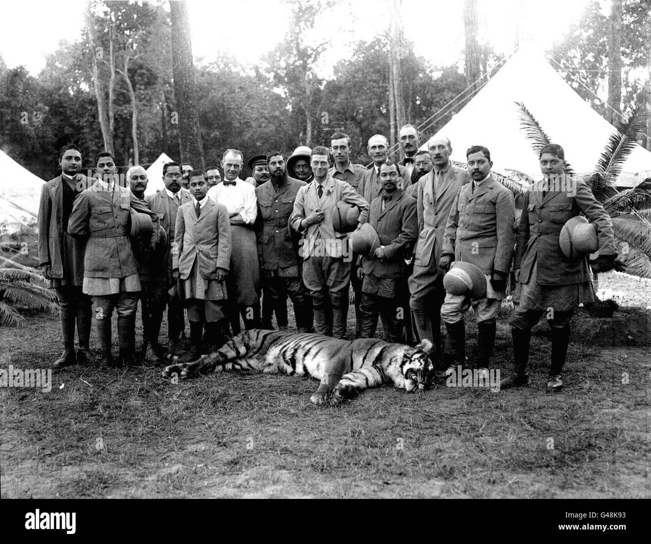 14.12.21, Népal. Le premier tigre du prince de Galles. Le groupe comprend des membres des suites du H.R.H. et du Maharajah. À droite du prince se trouve le général Sir Bauber Shum Schere Jung, fils du Maharajah. Derrière le prince (sans hachure) se trouve Lord Louis Mountbatten. Banque D'Images