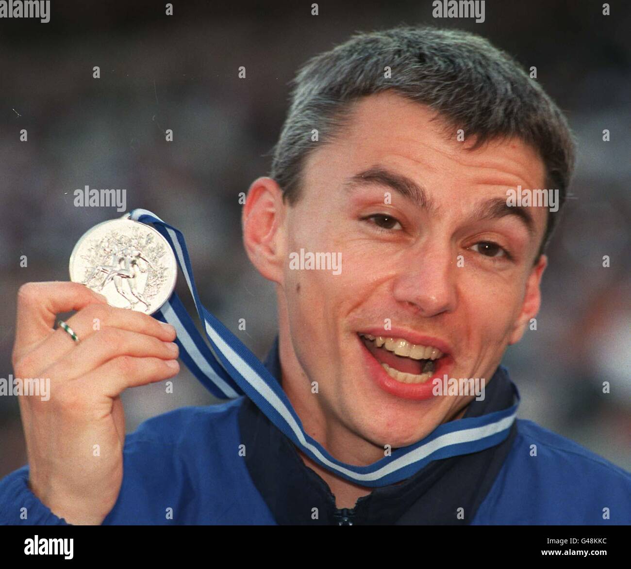 Jonathan Edwards avec sa médaille d'argent du triple saut à Athènes, il a reçu ce soir(sat).Photo John Giles.PA. Banque D'Images