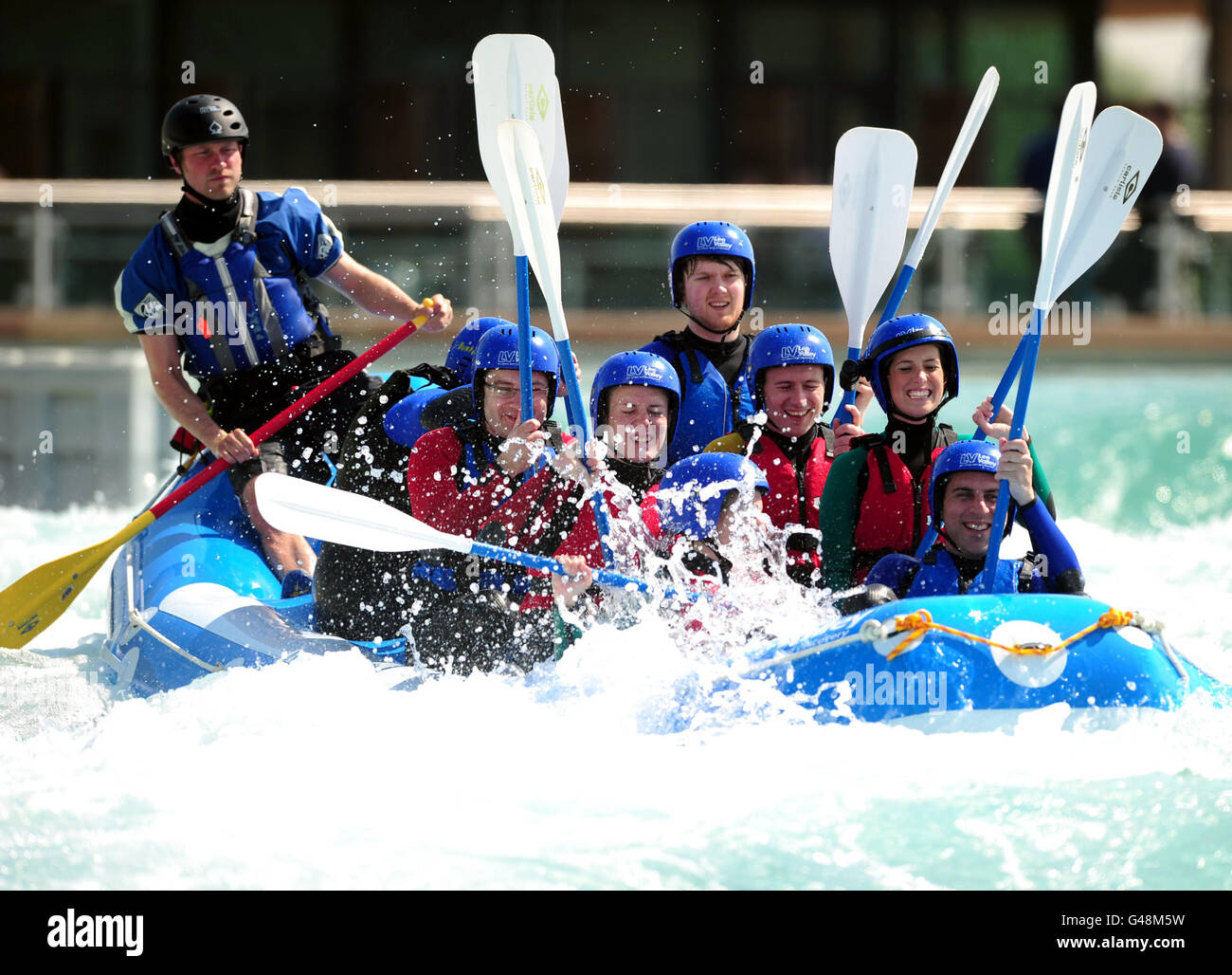 Le journaliste Ian Steadman de l'Association de la presse a goûte le cours de canoë-kayak olympique lors de la journée des médias du Lee Valley White Water Centre, dans le Hertfordshire. Banque D'Images